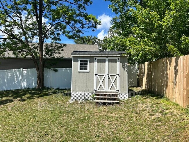 Photo - 819 Geoffrey St