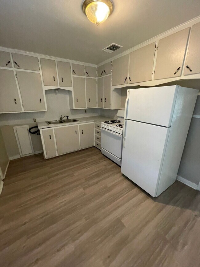 Photo - Beautiful House Located Within Minutes Of Junior High & High School!