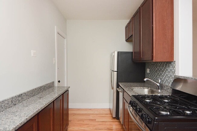 Photo - 1034 W George St Unit 24