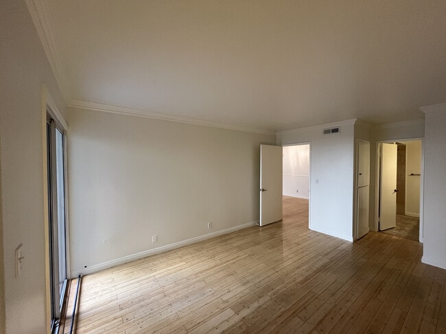 Photo - 552 N Bellflower Blvd Unidad 111