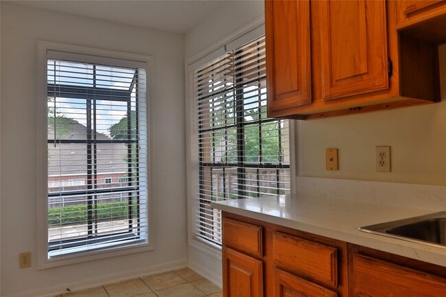 Building Photo - 1311 Antoine Dr Unit 242 Rental