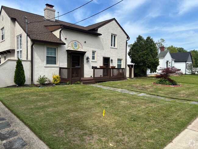 Building Photo - 1204 E Main St Rental