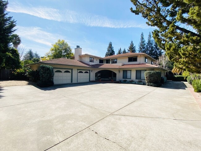 Extraordinary home with expansive yard on ... - Extraordinary home with expansive yard on ...