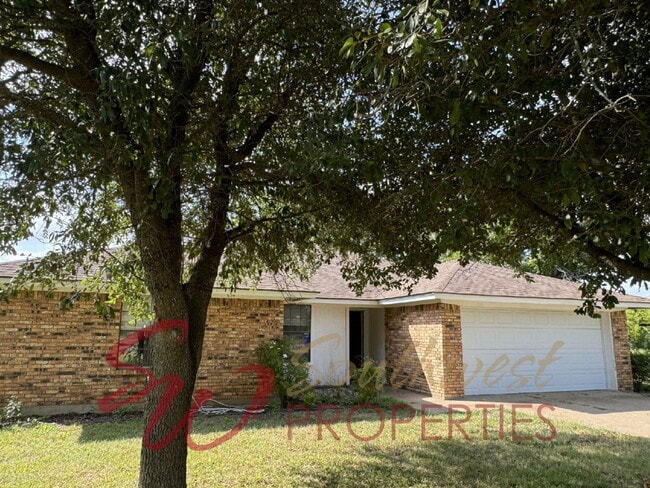 Building Photo - Charming 3 bedroom 2 bath on 2 acres within city limits!