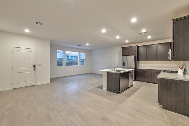 Photo - 2553 Venetia Pointe St