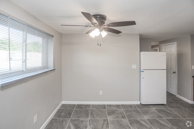 3BR, 1.5BA - 927 SF