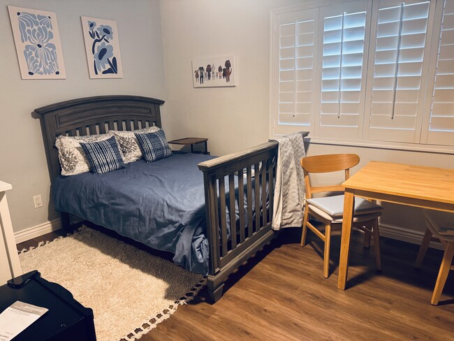 Full size bed and dresser - 1716 W Mandalay Ln Rental