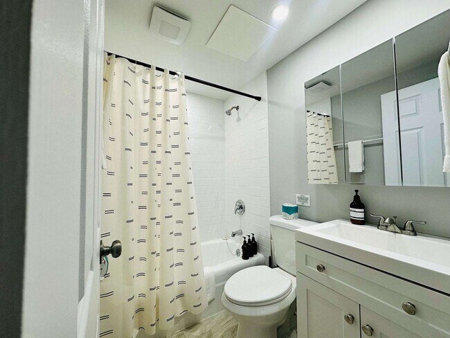 3161 N Cambridge Ave Unit SI FL2-ID1042057P