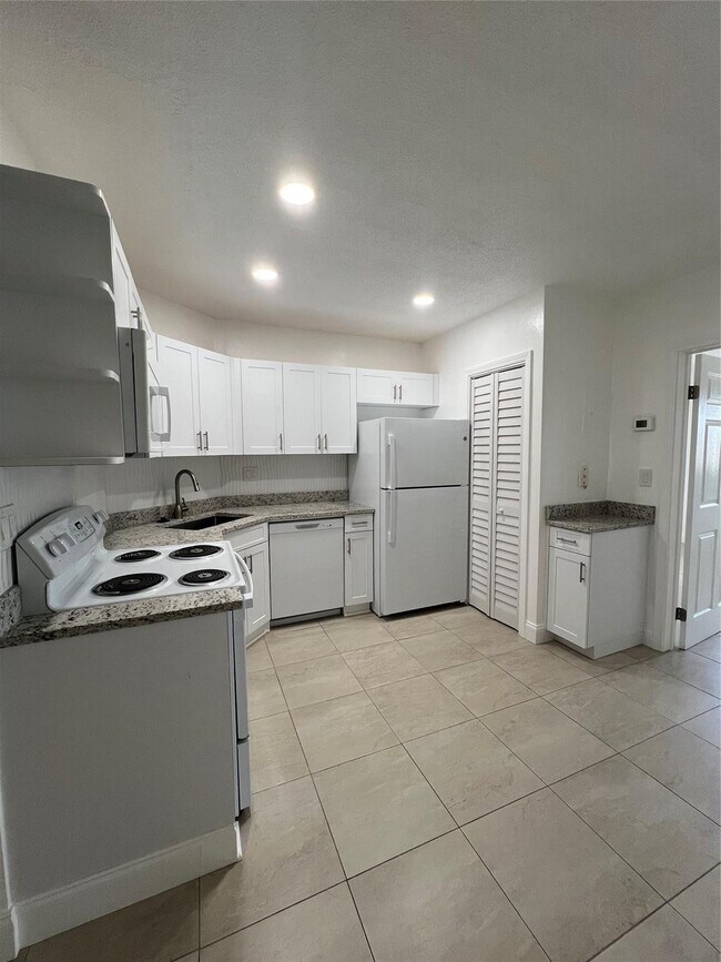 Photo - 2550 NE 51st St Unit 103