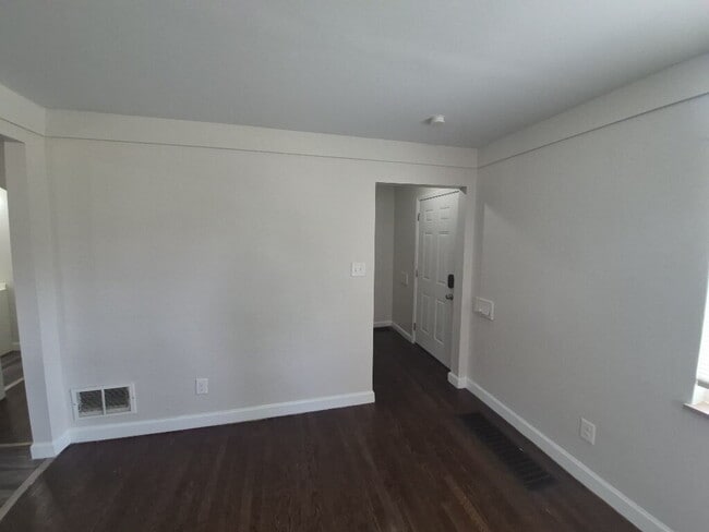 Photo - 5568 Raceview Ave