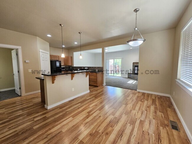 Stunning 4 Bed 2.5 Bath Upgraded Townhome ... - Stunning 4 Bed 2.5 Bath Upgraded Townhome ...