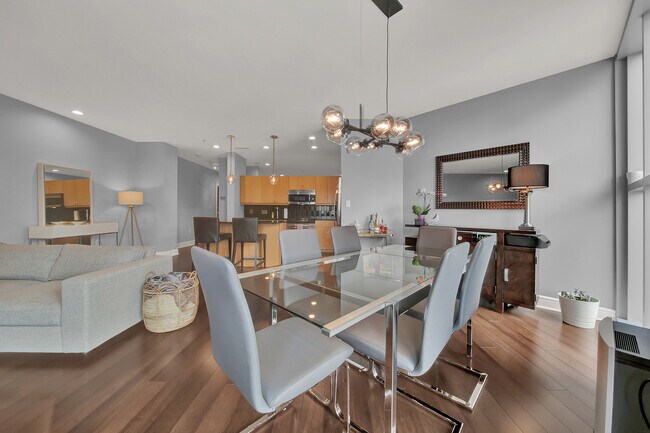 333 W Trade St Unidad Trademark