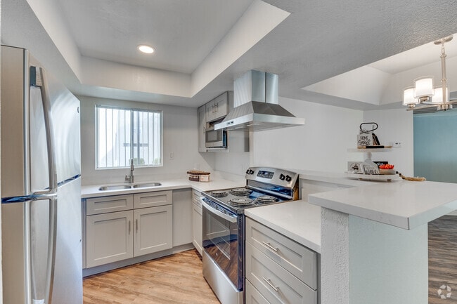 2BR, 2BA - 984SF - Kitchen - Irvine Park