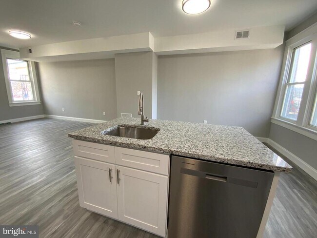 Photo - 18 N Tremont Rd