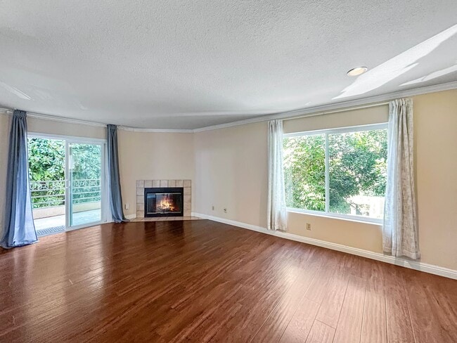 Building Photo - Modern Second-Story 2B/2BA in the Heart of San Diego with Resort-Style Amenities.