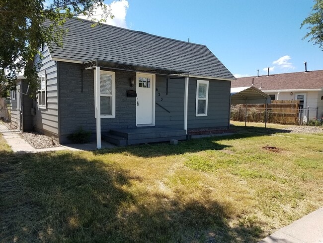 Building Photo - UPDATED 2 Bedrm 1Bath Home - Granite, Sta...