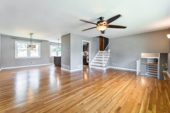 Building Photo - Bergenfield NJ Split Level Spacious Single Family home