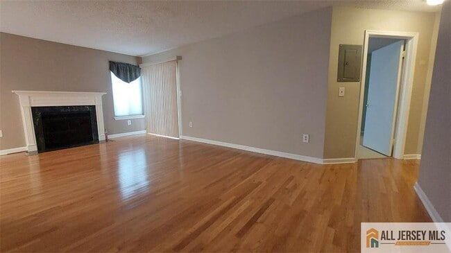 Photo - 45 Farnham Square