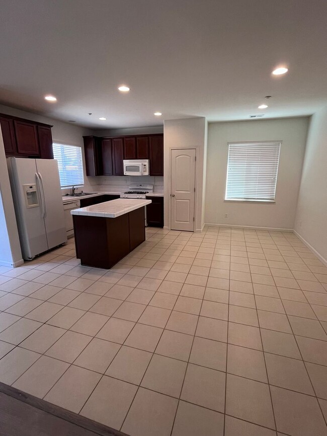 Photo - BEAUTIFUL HOME IN WEST ROSEVILLE!!