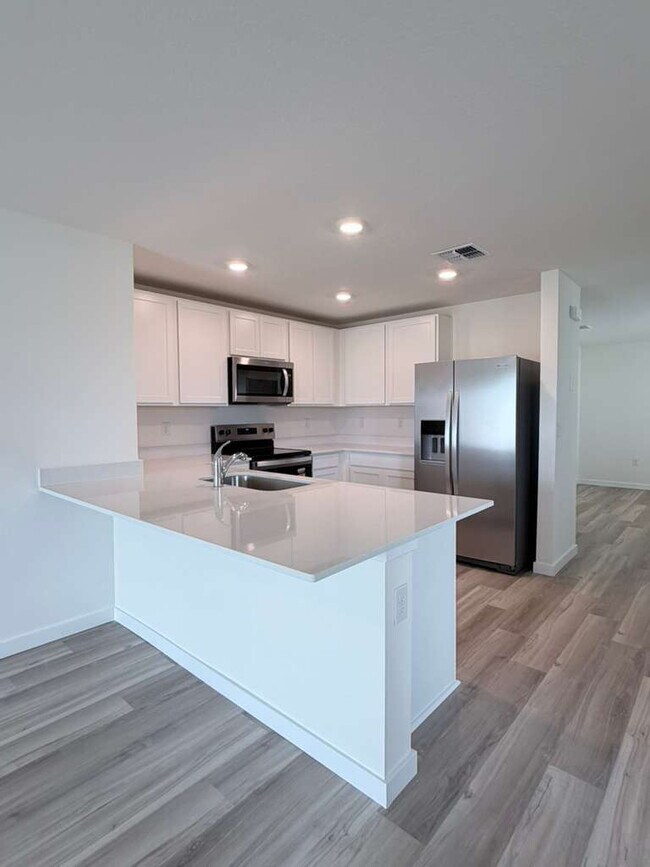 MOVE-IN SPECIAL 2 WEEKS FREE RENT!! NO APPLICATION FEES FOR APPROVED APPLICANTS**Beautiful Brand-...