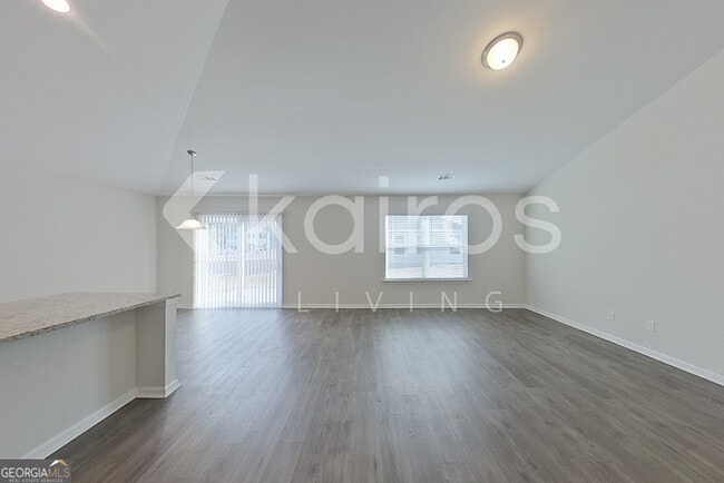 Photo - 107 Lord Effingham Wy