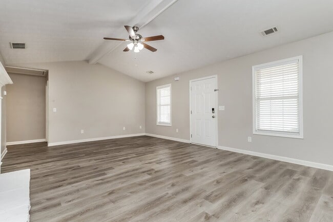 Photo - 335 Cattlemans Cir