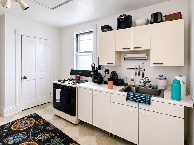 Kitchen - 318 W McMillan St Unit 3F