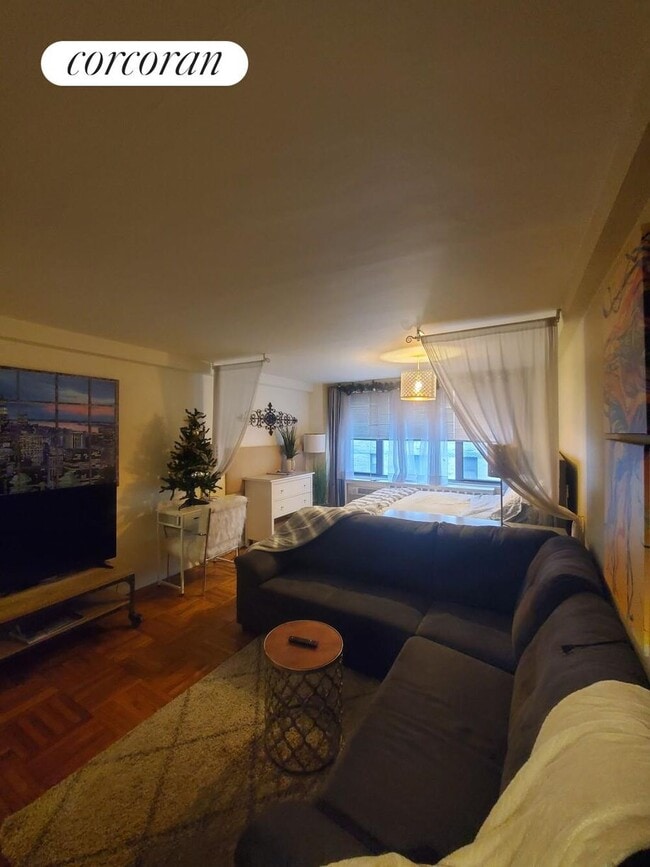 Photo - 209 E 56th St