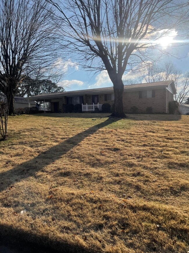 Building Photo - 3840 Forestview Dr NW