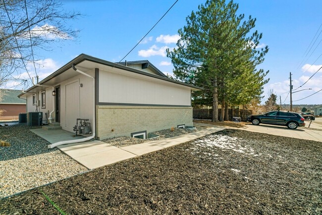 Building Photo - Remodeled 2BD, 1BA Apartment in Berkley with Off-Street Parking Spot