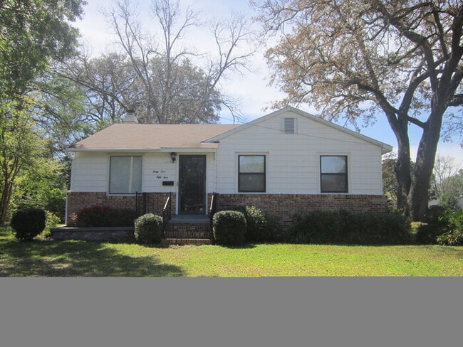 Building Photo - 3 Bedroom 1 Bath Lakeshore Home