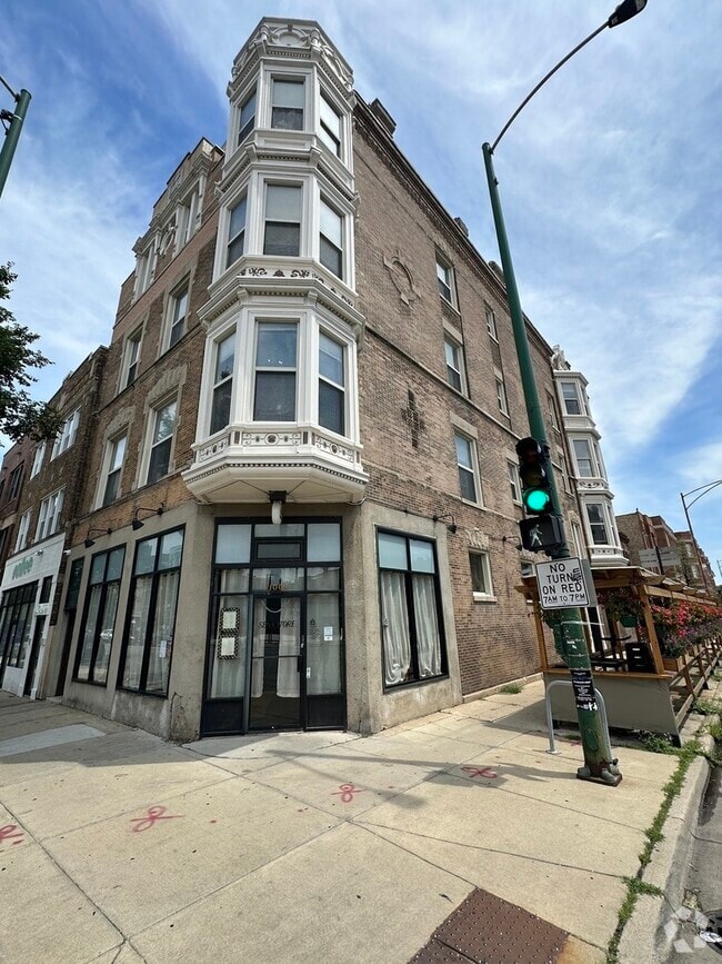 Building Photo - 2750 W Augusta Blvd Unit 3F Rental