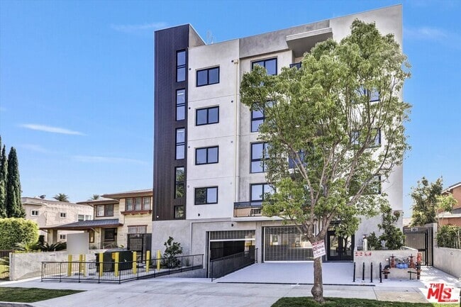 Building Photo - 1537 S Wilton Pl Unit 505 Rental