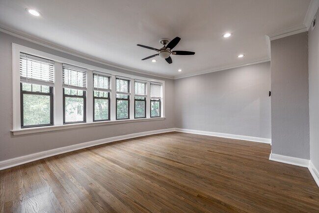 Building Photo - 2240 N Sawyer Ave Unit 2 Rental