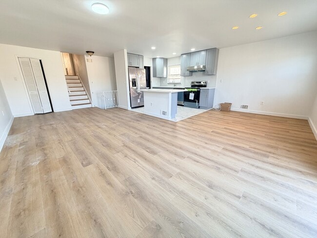 Photo - 15-75-75 208th Pl Unidad #2FL