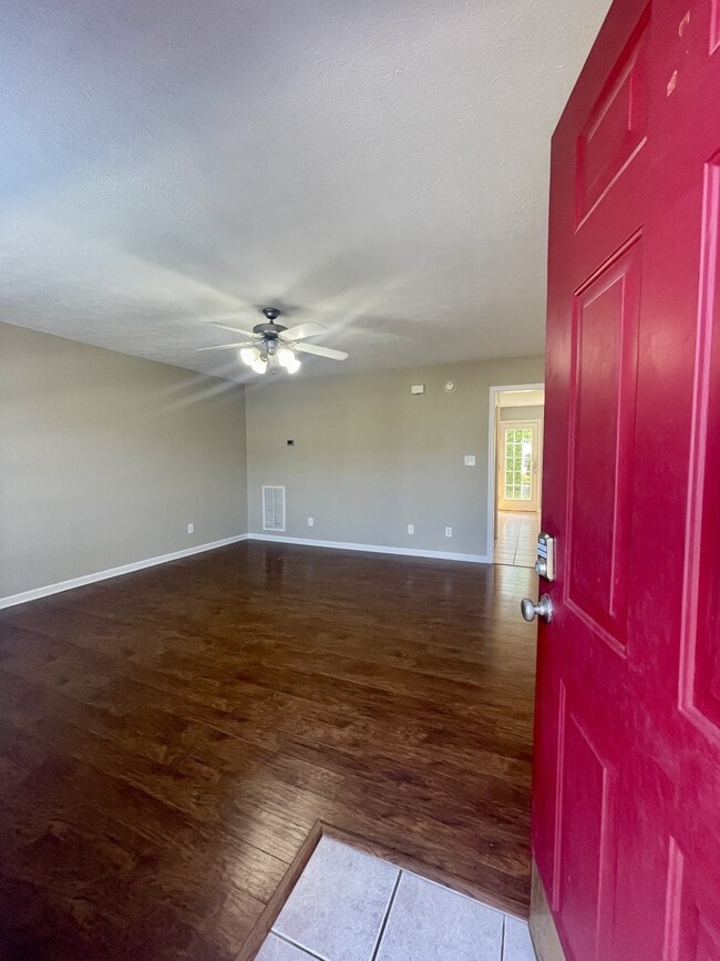 Photo - 1031 Middle View Dr Townhome