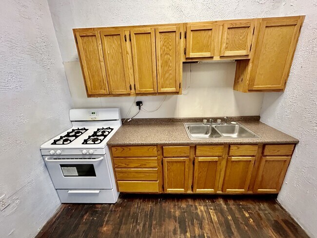 Photo - 208 MAIN,