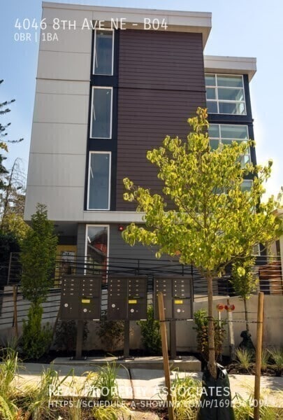 Building Photo - 4046 8th Ave NE Unit B04