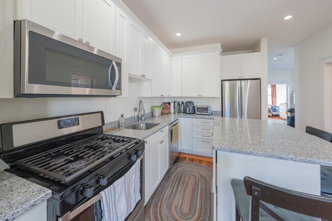 Building Photo - 309 Lexington St Unit 3