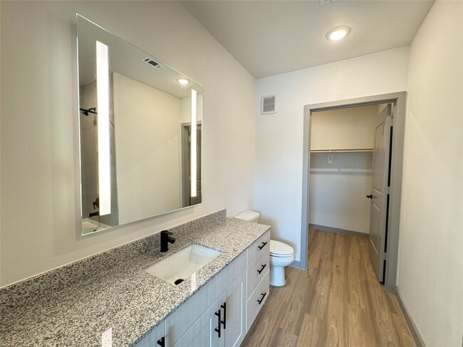 Building Photo - 11604 Stonehollow Dr Unit B8.116