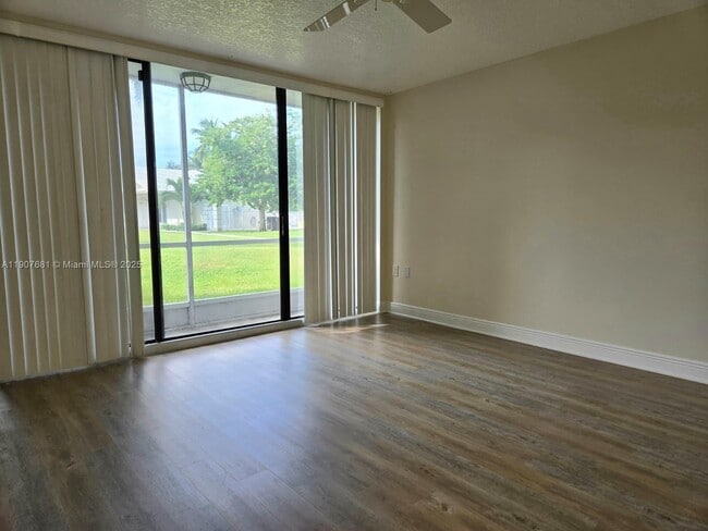 Photo - 2701 Village Blvd Unidad 102