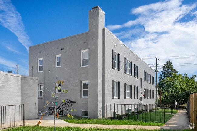 324 61st St NE - 324 61st St NE