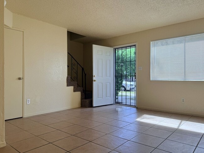 Photo - 2597-2597 Glen Ave Unit 2591glen