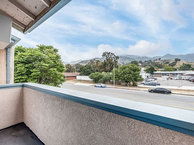 Balcón privado con vistas a la comunidad arbolada que lo rodea.