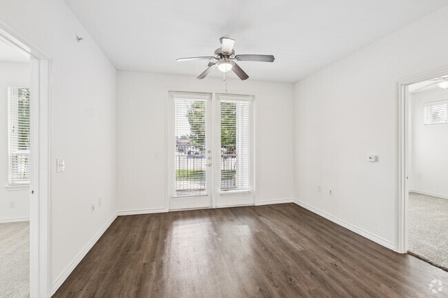 2BR, 2BA - 887SF - Living Room