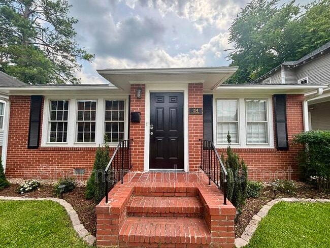 Photo - 204 Ellis St