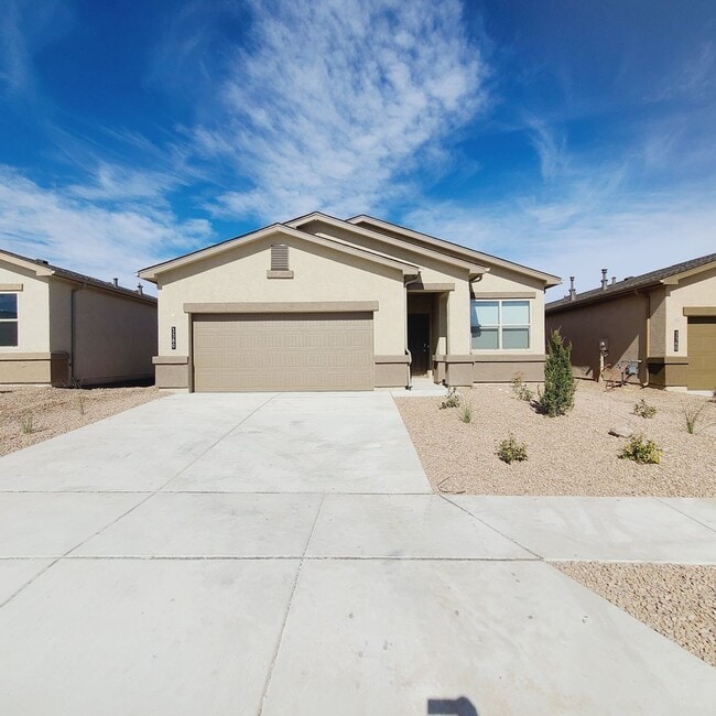Photo - 3 bed 2 bath home in Huning Ranch!