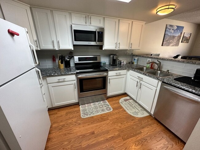 Photo - Spacious 2 Bed / 2 Bath Townhome with Garage