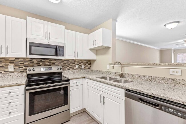 Alexander Crossing Apartments & Townhomes