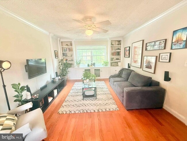 Building Photo - 1616 W Abingdon Dr Unit 202